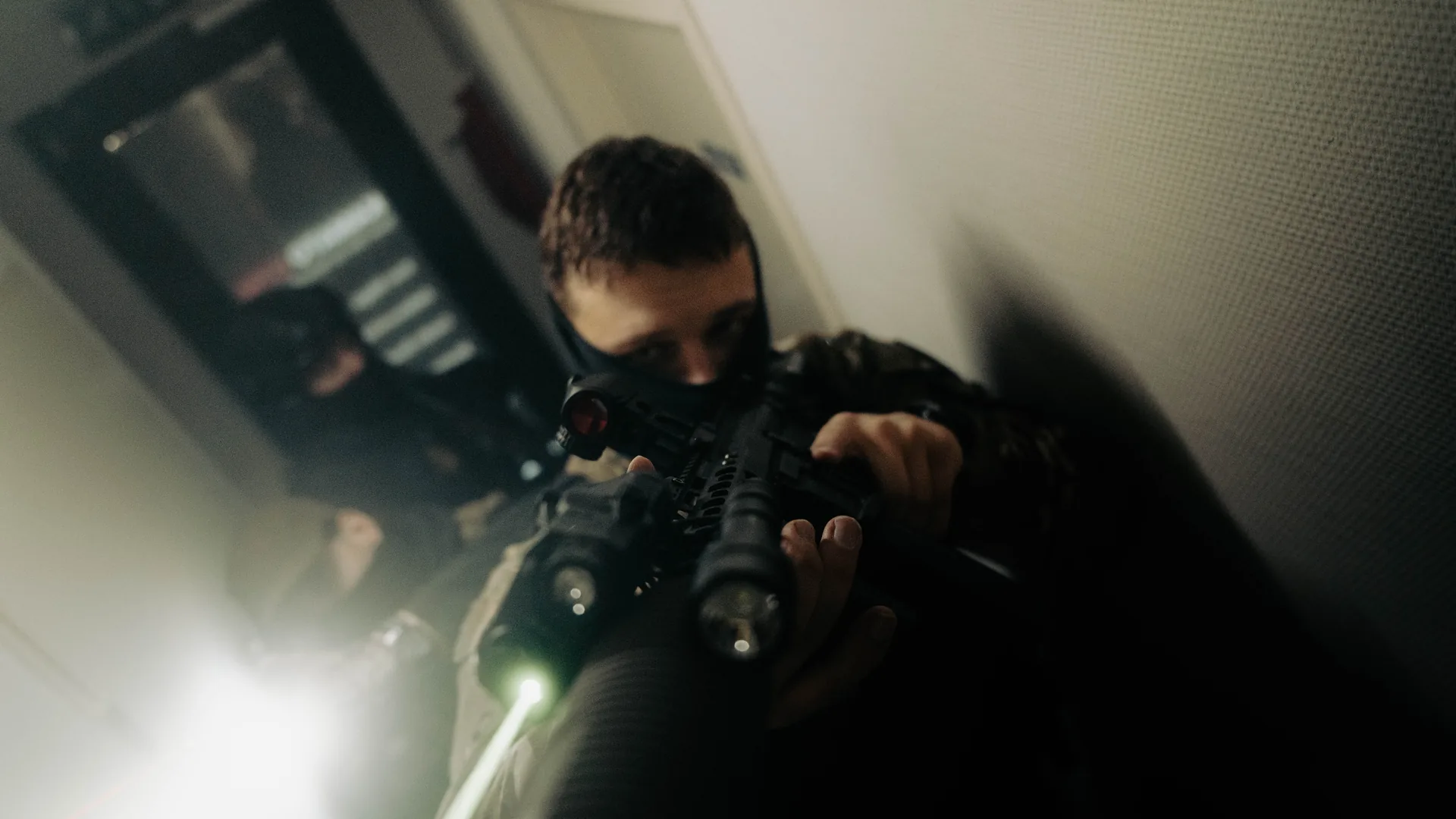 Een deelnemer met masker en lamp tijdens een scenariotraining in het donker